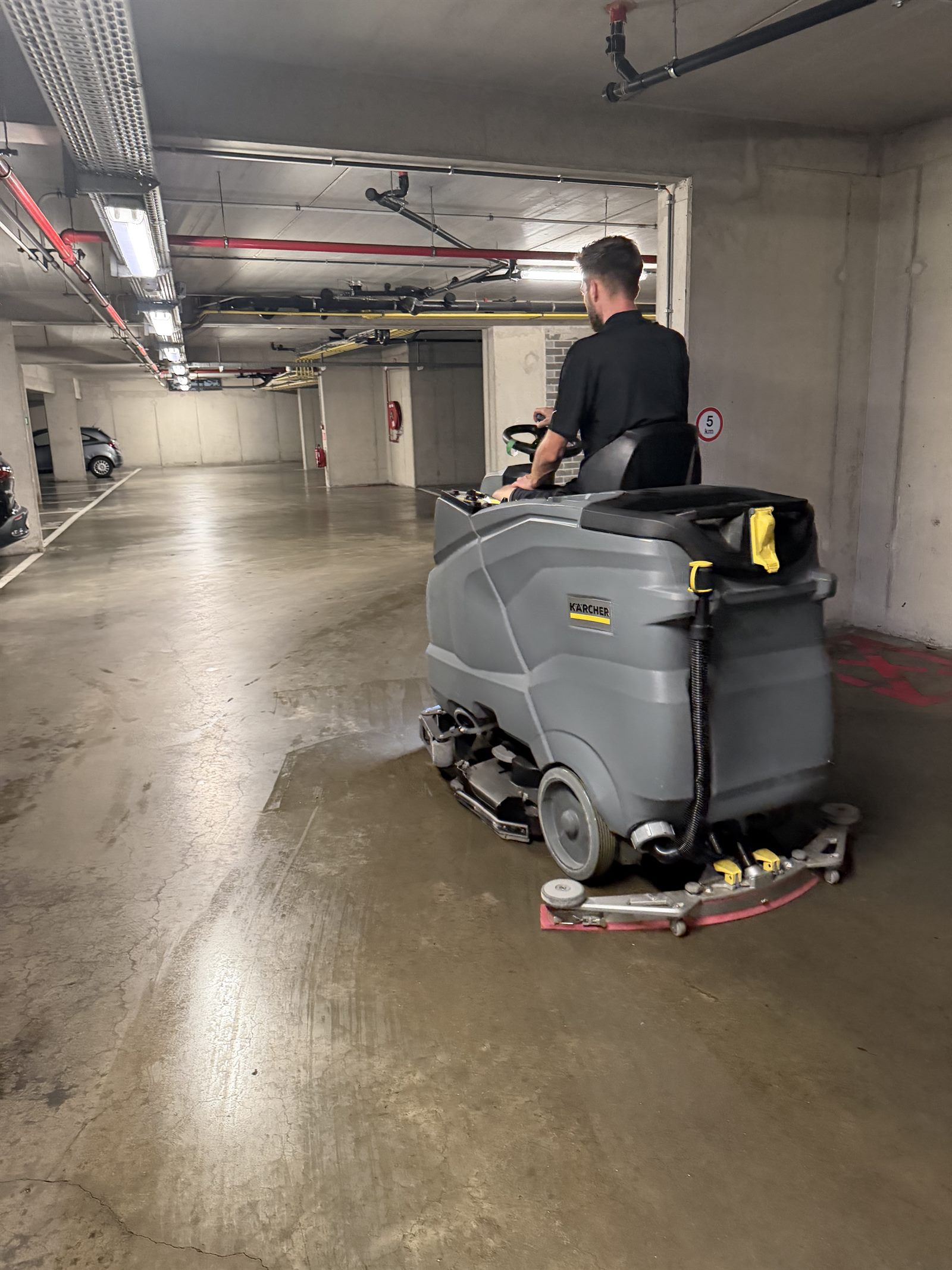 Pijls Cleaning reinigt een ondergrondse garage met een professionele Kärcher schrobzuigmachine
