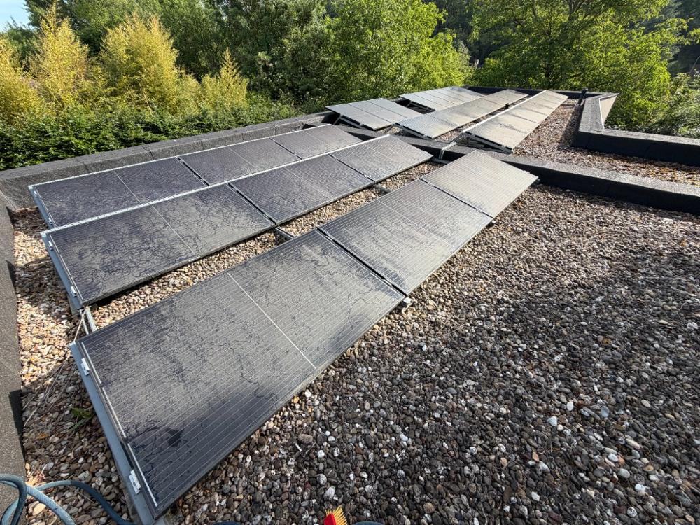 Zonnepanelen met stof en aanslag, voor reiniging